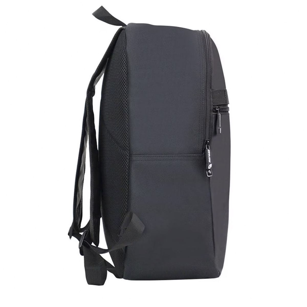Vista lateral da mochila esportiva preta Mormaii com bolso lateral e tecido mesh